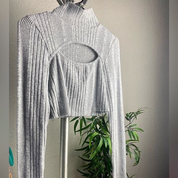 Cut-Out Crop Sweater 💕 - Picture 9 of 12